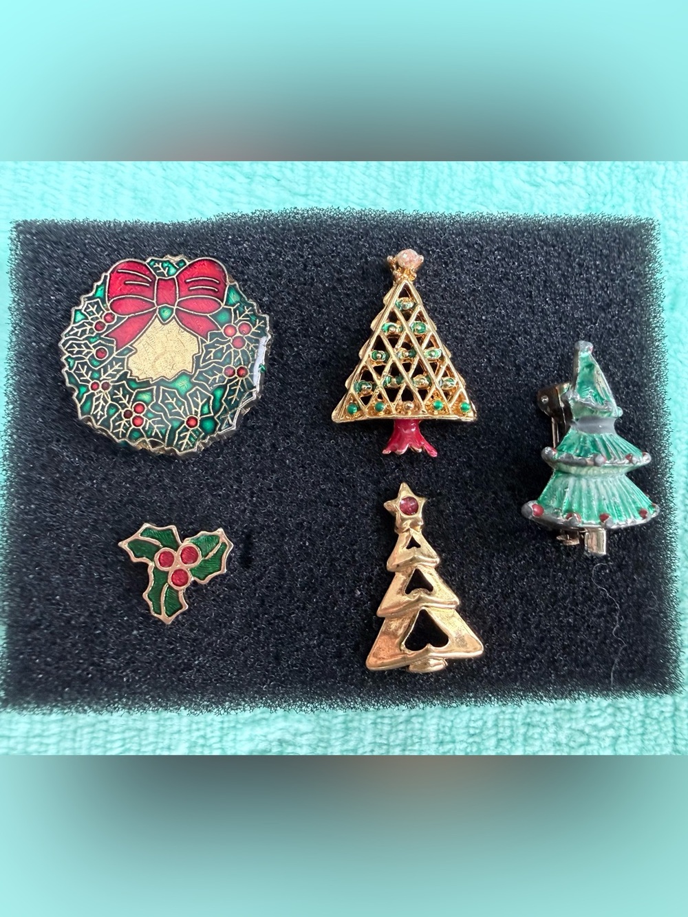Vintage Christmas Holiday Jewelry Lot
- 5 Pc Wreath, Pins, Brooch, Tie Tack